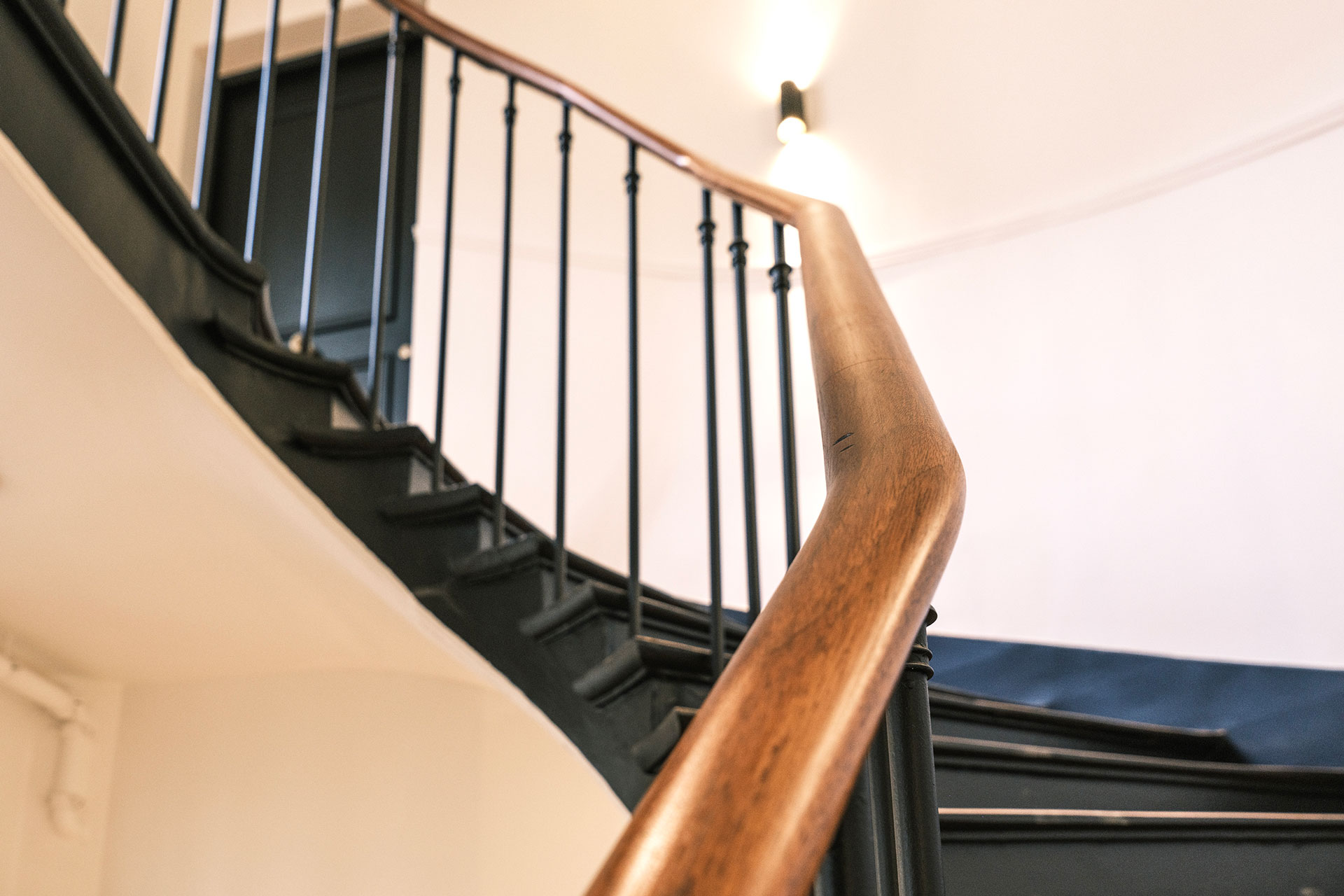 Restauration d'une rampe suite à la suppression d'un ascenseur : angles courbes