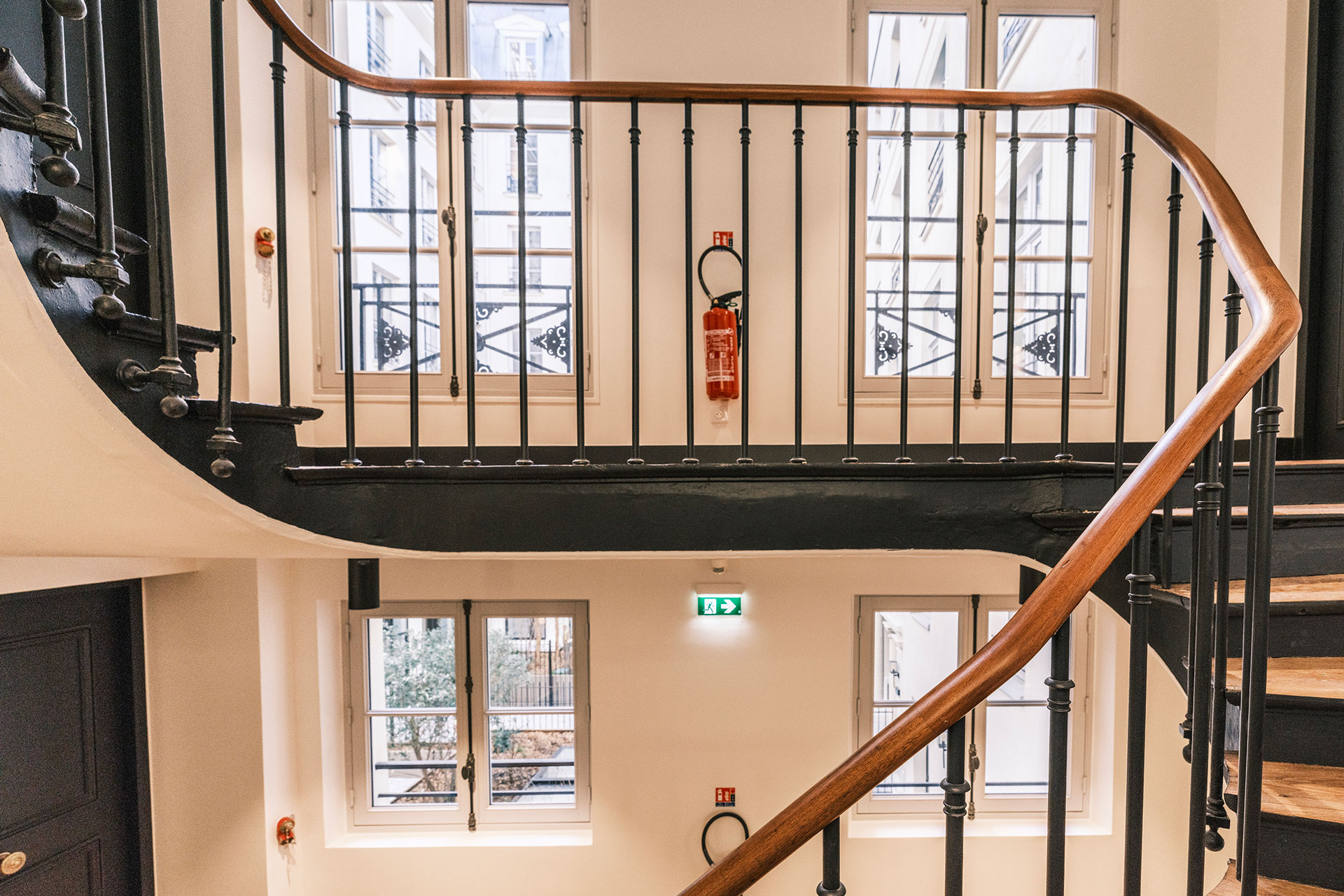 Restauration d'une rampe suite à la suppression d'un ascenseur : vue du niveau palier
