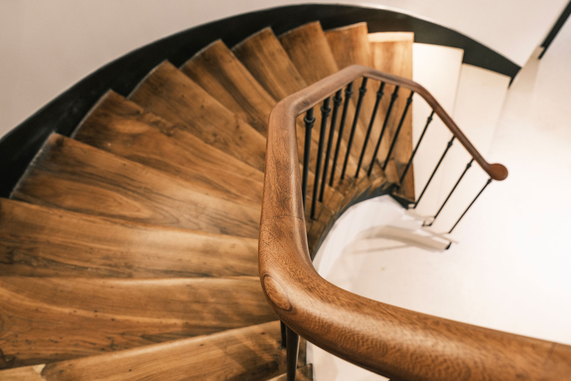 Restauration d&rsquo;une rampe d&rsquo;escalier après dépose d&rsquo;ascenseur