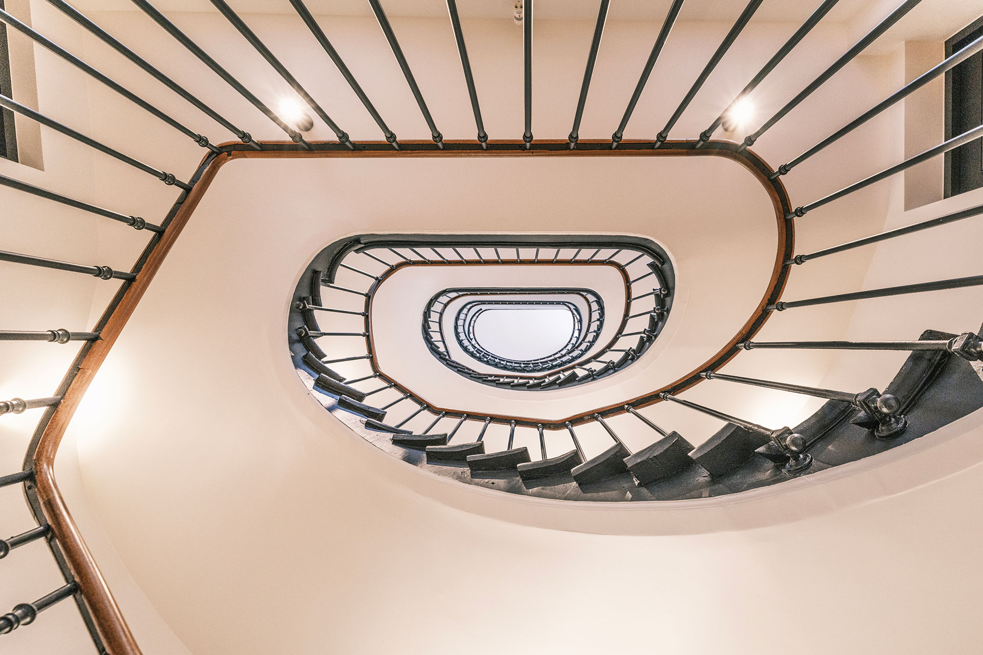 Restauration d'une rampe suite à la suppression d'un ascenseur : vue du dessous