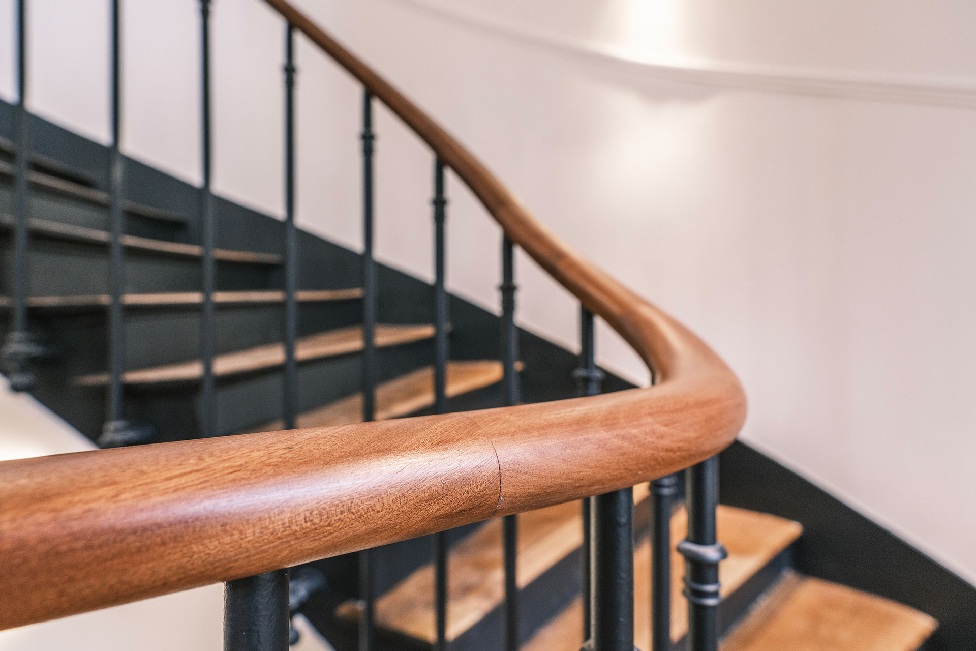 Restauration d'une rampe suite à la suppression d'un ascenseur : débillardage en angle droit